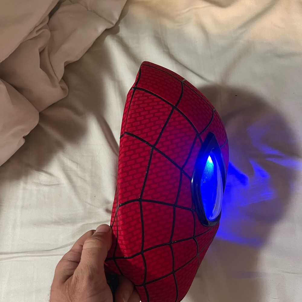 Spider-Man Mask - Picture 3 of 8